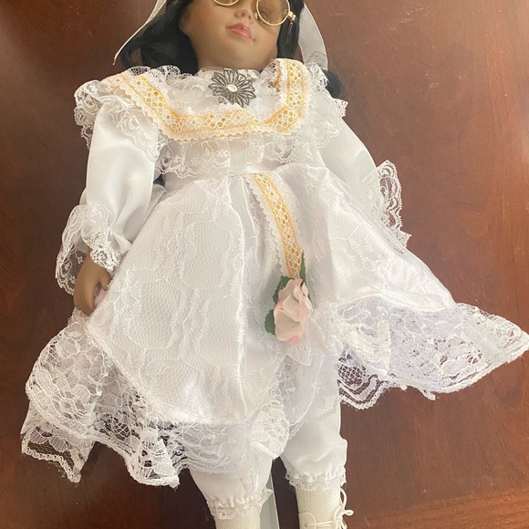 Beautiful black Porcelain doll - Picture 5 of 16